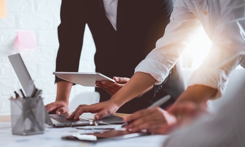 チームで資料を確認する営業支援のイメージ